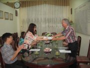 Võ sư Nguyễn Ngọc Nội trao cho cô giáo Hiệu trưởng trường Thanh Quan Nguyễn Thị Hồng Vân các văn bản liên quan đến đổi tên trường và những tên trường đã mang trong những chặng đường phát triển